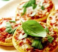 Pizza cu mozzarella, creveti si rucola