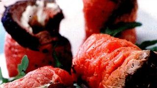 Rulouri din carne de viţel cu carnaţi, spanac şi caşcaval