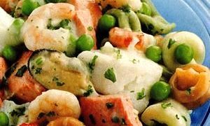 Salata cu fructe de mare, paste si mazare