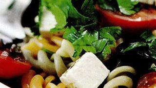 Salata de paste cu sos de mozzarella, menta si rosii proaspete