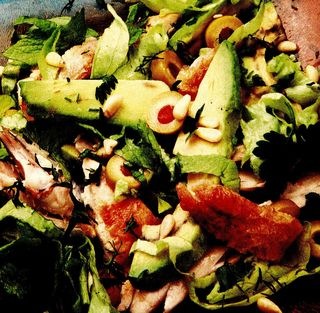 Salata De Pui Cu Avocado Si Muguri De Pin Restaurante De Lux