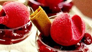 Sorbet de fragi şi mere cu votca aromata