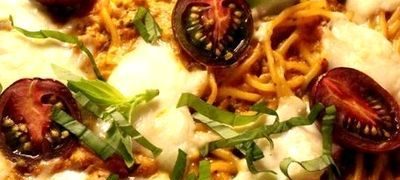 Mozzarella cu spaghete si sos de rosii