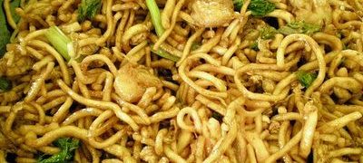 Tăiţei de grau condimentaţi şi prăjiţi - Mee goreng