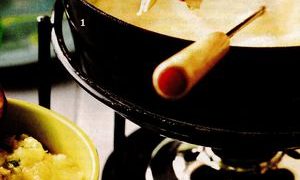 Cheese and artichoke fondue