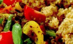 Cus cus cu legume si carne de oaie din: carne de oaie, ulei, ardei, morcovi, napi, castraveti, praz, rosii, apa, sare, piper, ceapa, zahar pudra, coriandru, naut, gris, usturoi, stafide, chimen, boia iute, ghimbir, sofran.