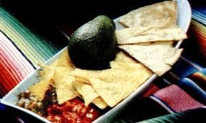 Nachos, salsa şi guacamole