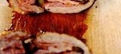 Spată umplută cu carne tocata cu garnitură de cartofi sotaţi cu carnăciori afumaţi şi mazăre natur