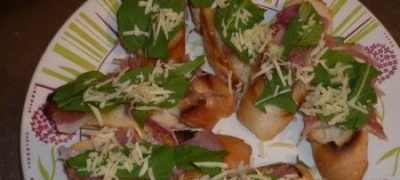 Bruschete cu prosciutto si rucola