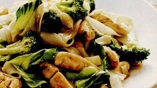 Paste la tigaie in stil asiatic, cu pui si broccoli