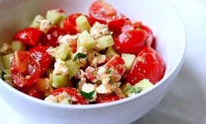 Salată cu roşii cherry şi brânză feta