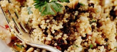 Salata de quinoa cu fructe uscate