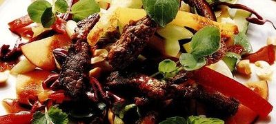 Salată cu carne de vită prăjită şi mango