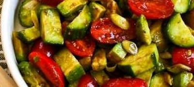 Salata de rosii cu castraveti si avocado