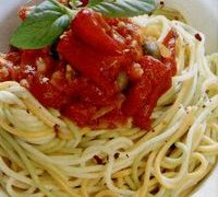 Spaghete napoletane cu parmezan si frunze de rucola