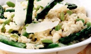 Risotto cu sparanghel, mentă şi lămâie