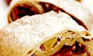 Strudel cu fructe si nuci