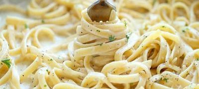 Fettuccine cu usturoi si parmezan