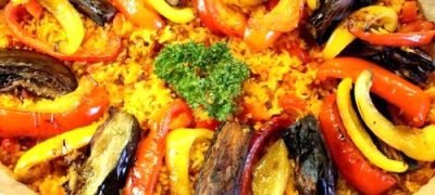 Paella cu pui, carnati chorizo si creveti