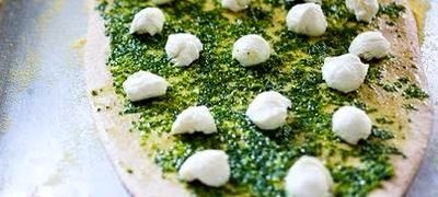 Pizza cu sos pesto