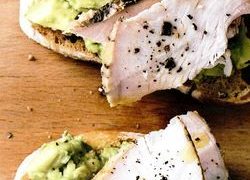 Toast cu avocado şi curcan